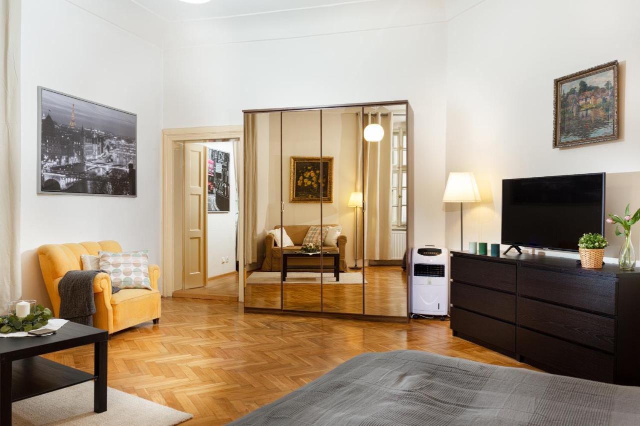 Classy Apartments Charles Bridge Prag Exteriör bild